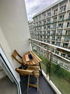 d'une table et d'une chaise sur un balcon avec un bâtiment dans l'établissement Munting Tahanan sa Tagaytay, à Tagaytay
