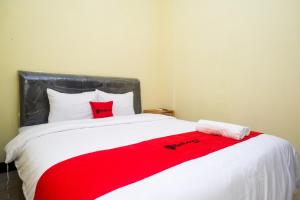 Posteľ alebo postele v izbe v ubytovaní RedDoorz near Tirtonadi Park Solo
