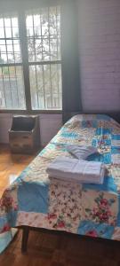 1 dormitorio con 1 cama con edredón en Alquiler turístico en Maipú