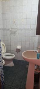 y baño con aseo y lavamanos. en Alquiler turístico en Maipú