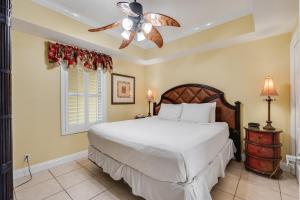 1 dormitorio con 1 cama y ventilador de techo en Calypso Resort Beachfront Condo, en Panama City Beach