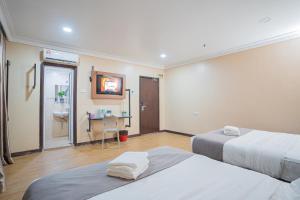 Postel nebo postele na pokoji v ubytování Hotel 28 Titiwangsa