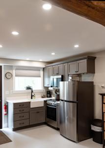 eine Küche mit einem Kühlschrank und Schränken aus Edelstahl in der Unterkunft Valley View Cabin in Morris
