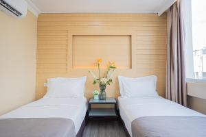 Postel nebo postele na pokoji v ubytování Hotel 28 Titiwangsa