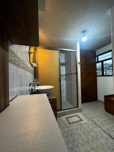 een badkamer met een douche, een wastafel en een toilet bij Casa Marín in Oaxaca City