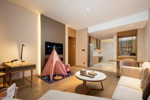 Televiisor ja/või meelelahutuskeskus majutusasutuses Wyndham Grand Plaza Royale Yuzhou Xiamen Wuyuan Bay