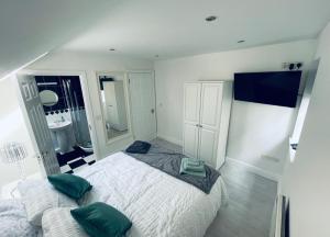um quarto com uma cama grande e um espelho em Ballina Town Centre Duplex Apartment em Ballina