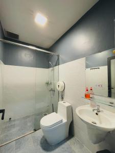 uma casa de banho com um WC e um lavatório em Vy Da Backpacker Hostel em Cidade de Ho Chi Minh