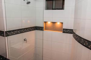 a bathroom with a shower with a window at Hotel Turístico Everest in Huaraz