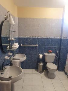 a bathroom with a toilet and a sink at Confort in Manta