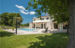 una imagen de una villa con piscina en Lovely Home In Bale With Kitchen, en Bale