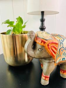 Eine Elefantenstatue steht auf einem Tisch neben einer Lampe. in der Unterkunft 10 Mins Downtown 20 Mins Airport PET FRIENDLY in Decatur