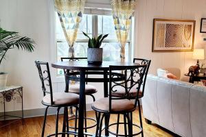 ein Tisch und Stühle in einem Wohnzimmer mit einer Couch in der Unterkunft 10 Mins Downtown 20 Mins Airport PET FRIENDLY in Decatur