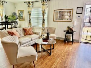 ein Wohnzimmer mit Sofa und Tisch in der Unterkunft 10 Mins Downtown 20 Mins Airport PET FRIENDLY in Decatur