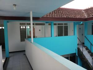 Blick auf die Außenseite eines Hauses mit blauer Farbe in der Unterkunft Welirang 20B Homestay - Max 2 Orang Per Kamar in Malang