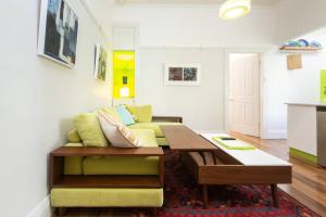 a living room with a couch and a table at Tranquil 1 Bedroom Apartment - Rushcutters Bay Self-Catering in Sydney