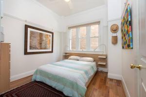 1 dormitorio con cama y ventana en Tranquil 1 Bedroom Apartment - Rushcutters Bay Self-Catering en Sídney