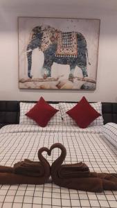 un lit avec deux cygnes en forme de cœur dans l'établissement Appartement Villa Stella Maenam Koh Samui, à Koh Samui 