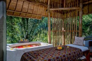 Postel nebo postele na pokoji v ubytování The Lokha Ubud Resort, Villas & SPA