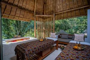 Postel nebo postele na pokoji v ubytování The Lokha Ubud Resort, Villas & SPA