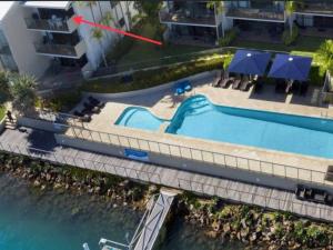 een luchtzicht op een zwembad naast een gebouw bij Noosa Shores apt 29-Noosa Heads-near Hastings St in Noosa Heads