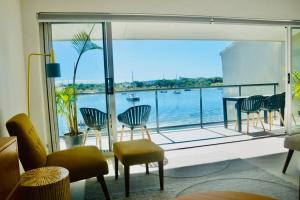 Habitación con ventana grande con vistas al agua. en Noosa Shores apt 29-Noosa Heads-near Hastings St en Noosa Heads