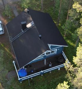 eine Aussicht auf ein Haus mit schwarzem Dach in der Unterkunft Villa Vilttitossu in Äkäslompolo
