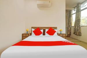 Flagship Hotel S P Residency Near Tdi Mall tesisinde bir odada yatak veya yataklar