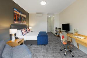 Kimberley Gardens Hotel, Serviced Apartments and Serviced Villas的电视和/或娱乐中心