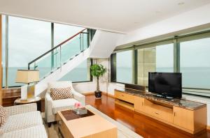 TV a/nebo společenská místnost v ubytování Sheraton Yantai Golden Beach Resort