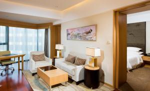 Postel nebo postele na pokoji v ubytování Sheraton Yantai Golden Beach Resort