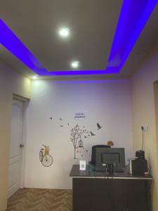 uma sala de escritório com um tecto azul em AuraB&B Homestay em Srinagar