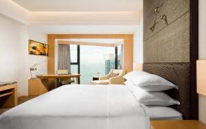 Postel nebo postele na pokoji v ubytování Sheraton Yantai Golden Beach Resort