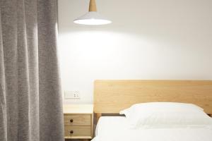 Una cama o camas en una habitación de Travel of Swan International Hostel