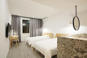 En eller flere senger på et rom på Travel of Swan International Hostel