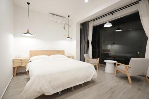 Una cama o camas en una habitación de Travel of Swan International Hostel