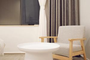 Un lugar para sentarse en Travel of Swan International Hostel