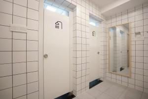 Un baño de Travel of Swan International Hostel