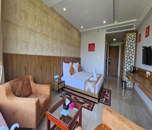 TV a/nebo společenská místnost v ubytování Bamboo Saa Mulberry Resort Pushkar