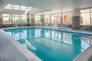 溫哥華的住宿－Residence Inn by Marriott Portland Vancouver，大楼内一个蓝色的大型游泳池
