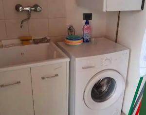 uma pequena cozinha com uma máquina de lavar roupa e um lavatório em Casa Giulia em Rodengo Saiano