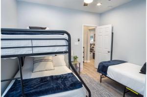 een kamer met 2 stapelbedden en een hal bij Dont Miss Dynamic 4BR2BA Near Jolly Riverwalk in San Antonio +30 foto's