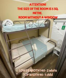 une chambre avec des lits superposés et une chambre sans fenêtre. dans l'établissement Hostel 5 Сapsule - rooms, à Öskemen