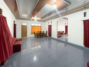 Гостиная зона в RedDoorz @ Balige Toba Samosir