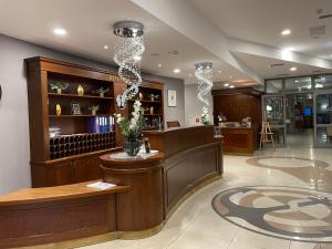 lobby apteki z licznikiem i farmaceutystacistacistacist w obiekcie Hotel Great Polonia Conrad Kraków w Krakowie