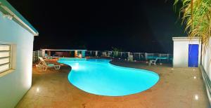 a large swimming pool at night on a building at Studio mitoyen avec piscine partagée - Résidence Plaiz'Anse in Petite Île