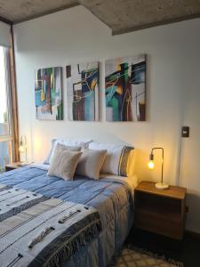 Ein Bett oder Betten in einem Zimmer der Unterkunft Loft Parque Magnolio Cerro Alegre