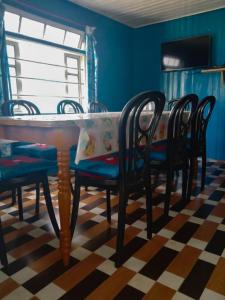 uma sala de jantar com uma mesa e quatro cadeiras em Moktan Lakpa's Homestay em Bijanbāri Bāzār