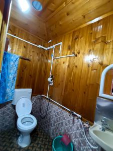 uma casa de banho com um WC e um lavatório em Moktan Lakpa's Homestay em Bijanbāri Bāzār