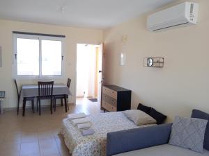 Xylophagou Rest and relax (2) Ayia Napa Larnaca في Xylophaghou: غرفة معيشة مع أريكة وطاولة